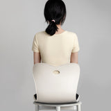 Aktiv sitzen, passiv entlasten | AmberHold XL stützt unauffällig und effektiv, egal ob am Schreibtisch oder auf dem Hocker